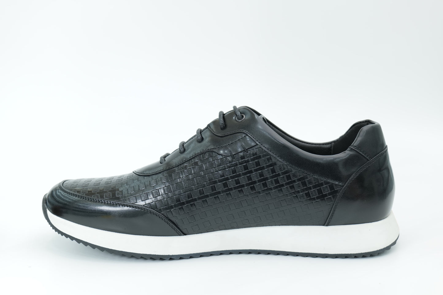 Sports shoes