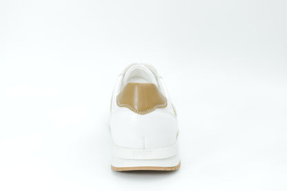 Sports shoes